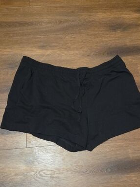 Terra & Sky ladies black shorts 4X (28/30)
